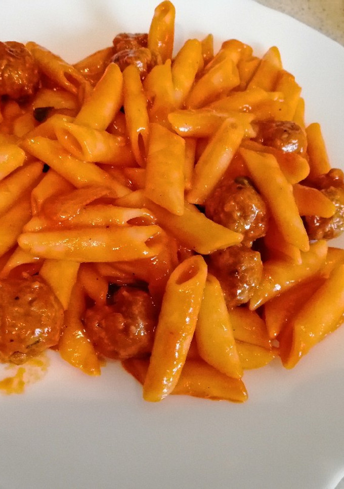 Una foto de Macarrones con albóndigas