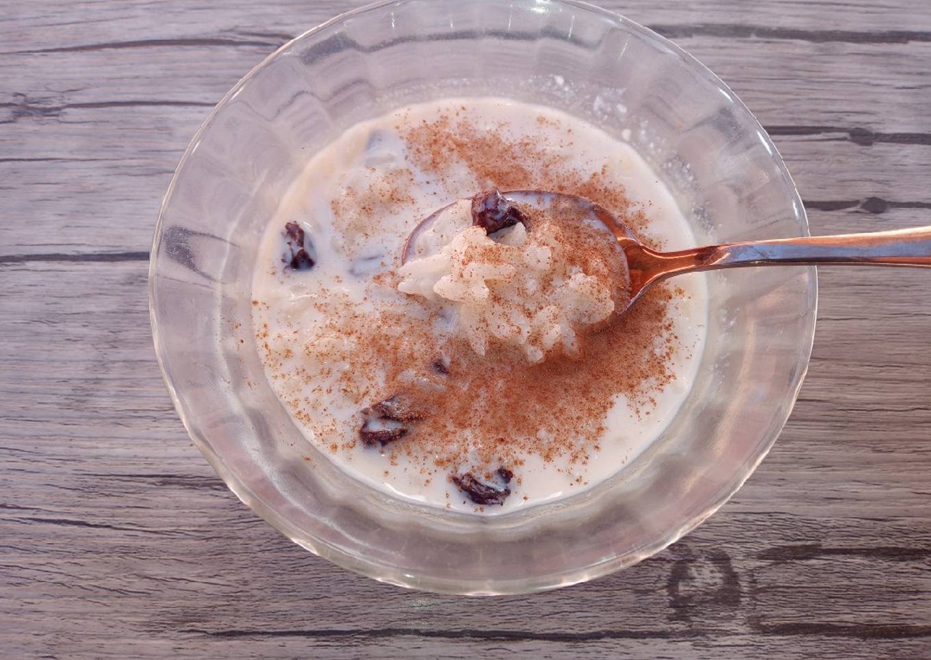 Arroz con leche y pasas