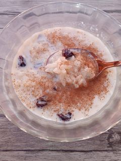Una foto de Arroz con leche y pasas