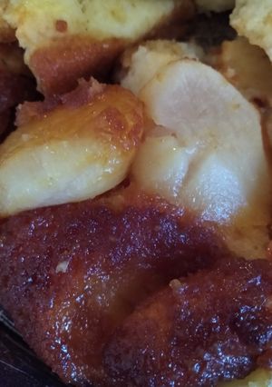 Una foto de Torta invertida de peras en sartén