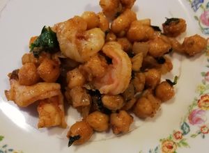 Una foto de Camarones con garbanzos