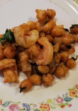 Una foto de Camarones con garbanzos