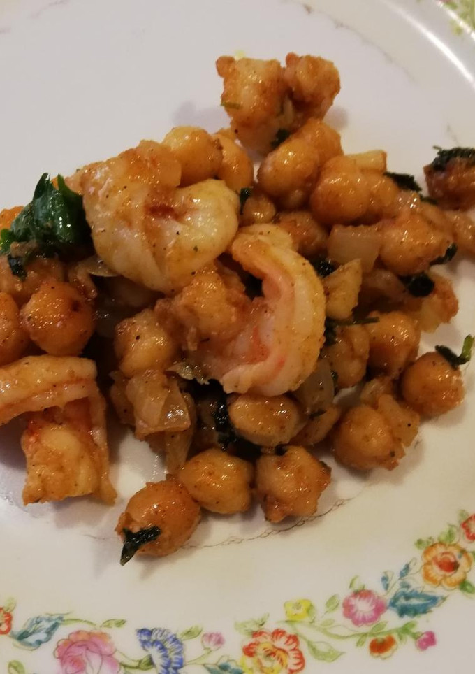 Una foto de Camarones con garbanzos