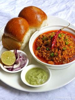 स्पाइसी सोया कीमा पाव(Spicy soya keema pav recipe in hindi) रेसिपी मुख्य फोटो