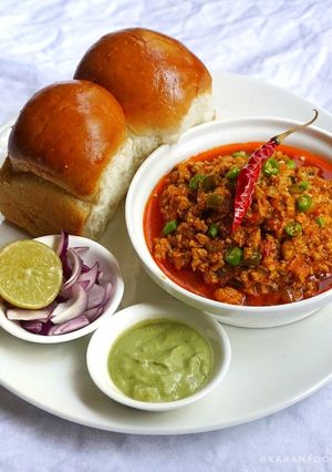 स्पाइसी सोया कीमा पाव(Spicy soya keema pav recipe in hindi) रेसिपी मुख्य फोटो
