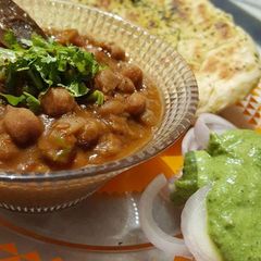 A picture of Chole kulcha.