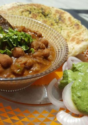A picture of Chole kulcha.