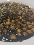 Cocina de subsistencia: Garbanzos con Chipirones en su tinta