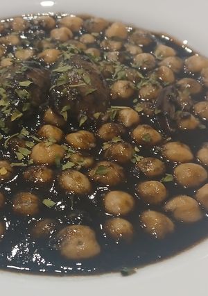 Una foto de Cocina de subsistencia: Garbanzos con Chipirones en su tinta