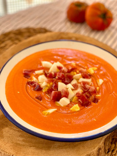 Una foto de Salmorejo cordobés tradicional