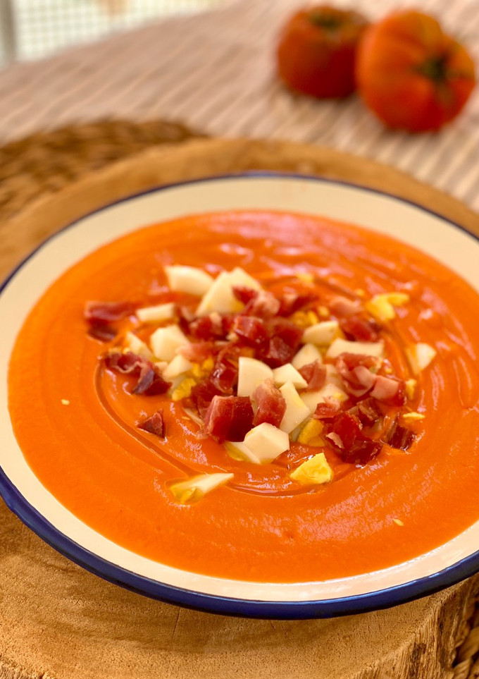 Una foto de Salmorejo cordobés tradicional