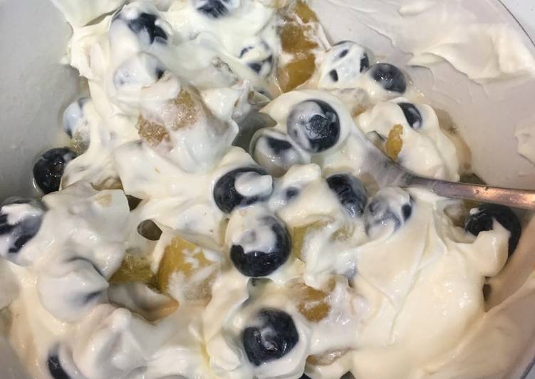 Blueberry plum with yogurt - 2 min Breakfast