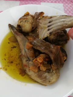 Una foto de Conejo al ajillo