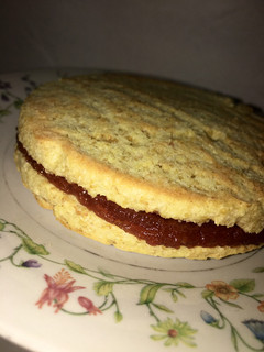 Una foto de Alfajor de coco y avena saludable relleno de dulce de membrillo!