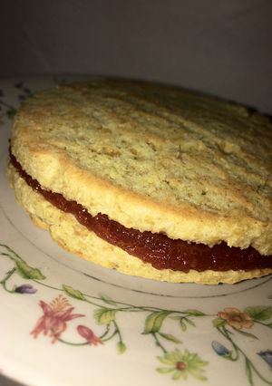 Una foto de Alfajor de coco y avena saludable relleno de dulce de membrillo!