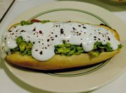 Una foto de sandwich de pollo y palta