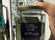 Una foto de sal de apio