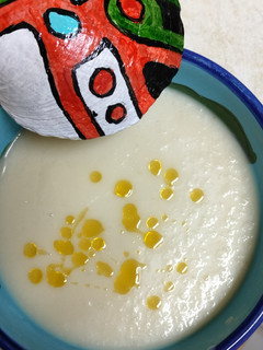 Una foto de Crema de coliflor y manzana con aceite de trufa