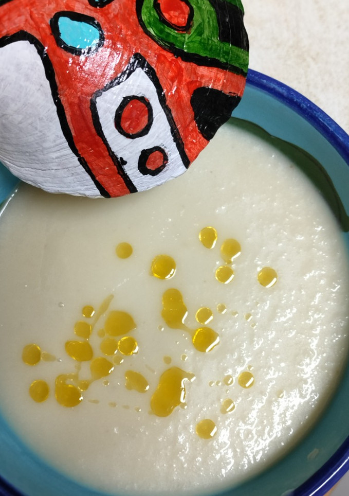 Una foto de Crema de coliflor y manzana con aceite de trufa
