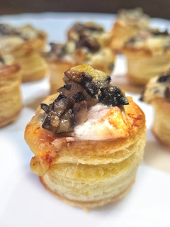 Una foto de Vol au vent relleno con crema de quesos, jamón y champiñones