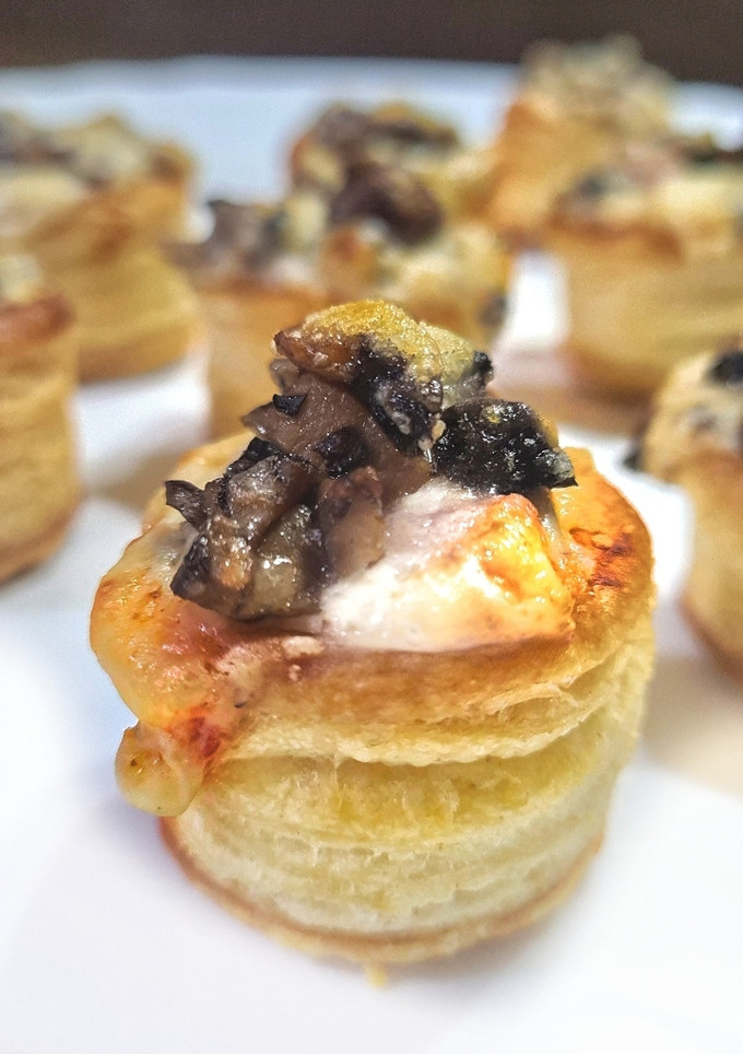 Una foto de Vol au vent relleno con crema de quesos, jamón y champiñones
