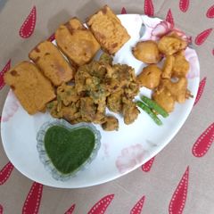 A picture of Pakoda platter.