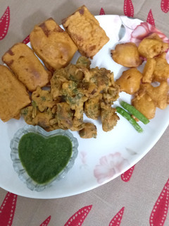A picture of Pakoda platter.
