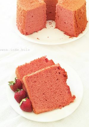 A picture of Strawberry Chiffon Cake.