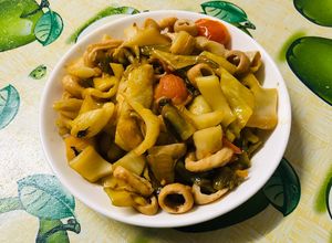 Hình của món Lòng già xào cải chua.