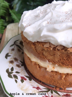 Una foto de Bizcocho de manzana caramelizada y crema (sin gluten/sin lactosa)