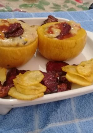 Una foto de Zapallo anco relleno.. guarnición chip de remolacha y papa