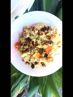 Una foto de Bulgur con soja, verdura, pasas y nueces