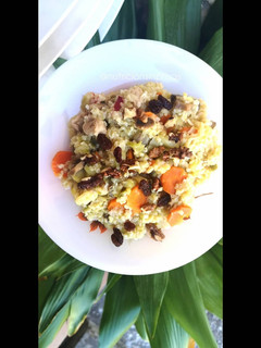 Una foto de Bulgur con soja, verdura, pasas y nueces