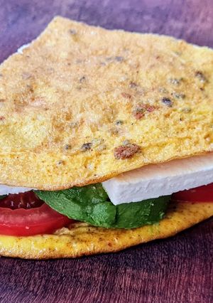 Una foto de Sándwich omelette 🥪 relleno de ricotta, aguacate y tomate 🍅 🥑 🥚