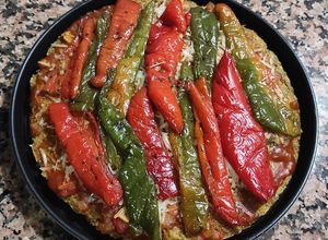 Foto principal de Pizza vegana con base de avena y chía y zanahoria con guarnición