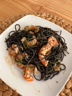 Una foto de Pasta con gambones y salsa de anchoas