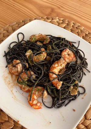 Una foto de Pasta con gambones y salsa de anchoas