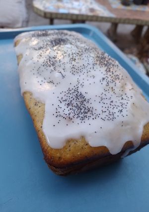 Una foto de Budín de queso crema, limón y amapola