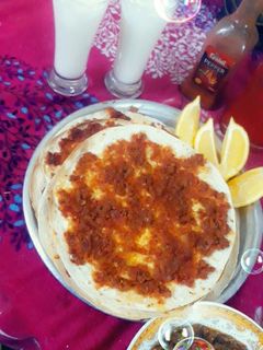 صورة لوصفة لحم بعجين بخبز الصاج ماكو أسهل منه والطعم 😋