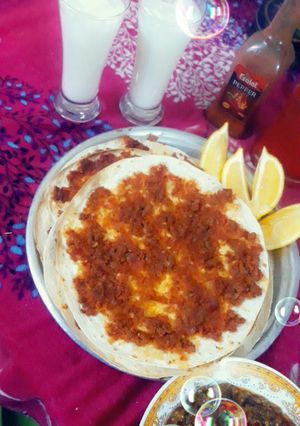 صورة لوصفة لحم بعجين بخبز الصاج ماكو أسهل منه والطعم 😋