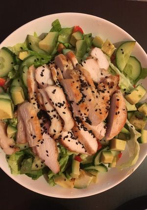 Hình của món Salad rau quả trộn dầu dấm và ức gà áp chảo.