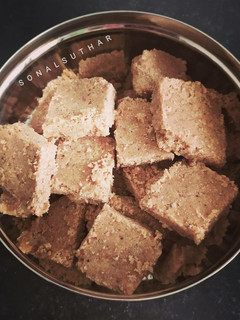 સીંગ અને તલ ની સુખડી (Peanuts & Sesame seeds Sukhdi) રેસીપી મુખ્ય ફોટો