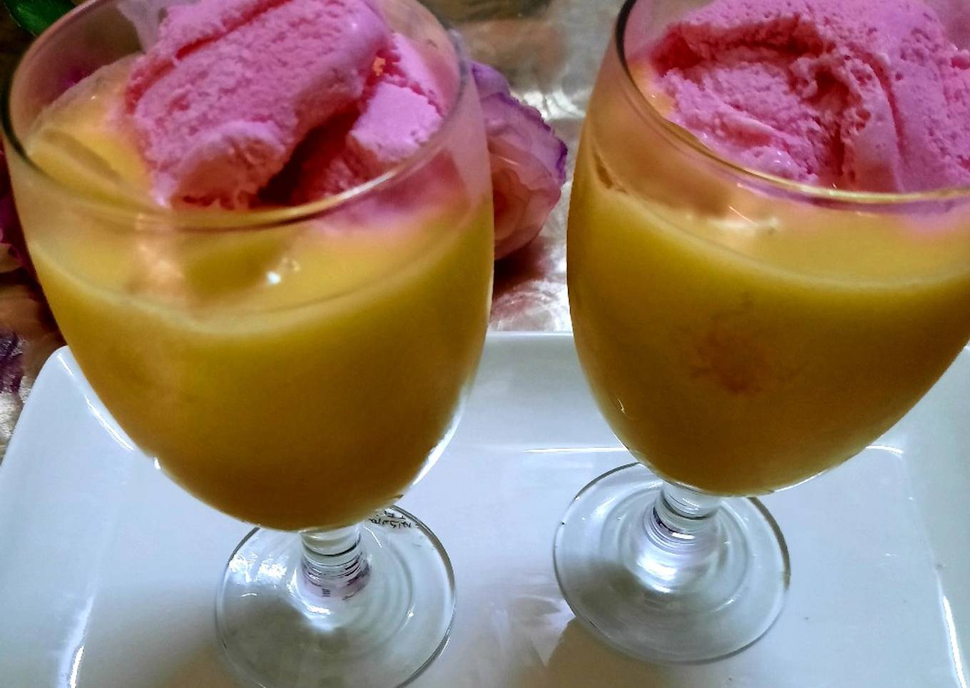 Mango 🥭 milk shake with strawberry ice cream 🍦