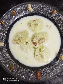 મિલ્ક પાઉડર રસમલાઈ (Milk powder Rshmalai recipe in gujrati) રેસીપી મુખ્ય ફોટો