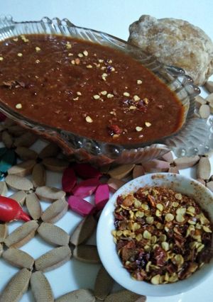 A picture of Gur ki khati meethi chutney.
