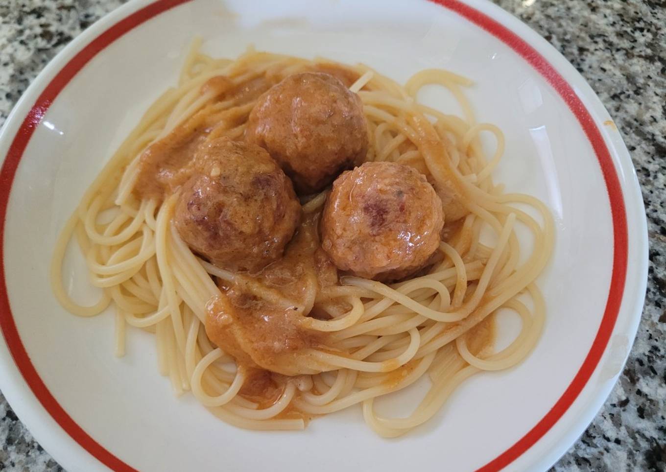 Albóndigas con salsa de almendras y espaguetis