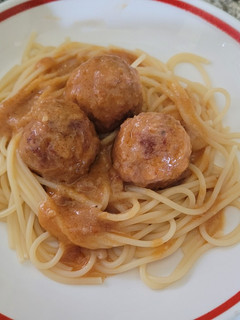 Una foto de Albóndigas con salsa de almendras y espaguetis