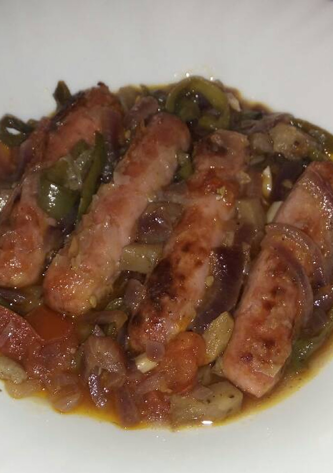 Una foto de Longanizas sobre verduras al horno