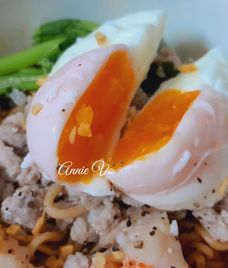 mì và trứng luộc