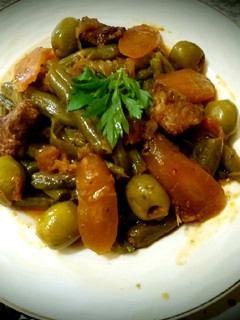 A picture of Tajine with beans, green olives.
